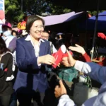 徐欣瑩小年夜前進竹東市場　鄉親高喊「客家人挺客家妹」