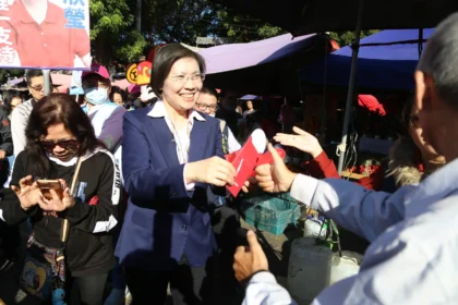 徐欣瑩小年夜前進竹東市場　鄉親高喊「客家人挺客家妹」