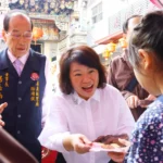 黃敏惠大年初一走春發「粉紅超馬」紅包　民眾排隊沾喜氣