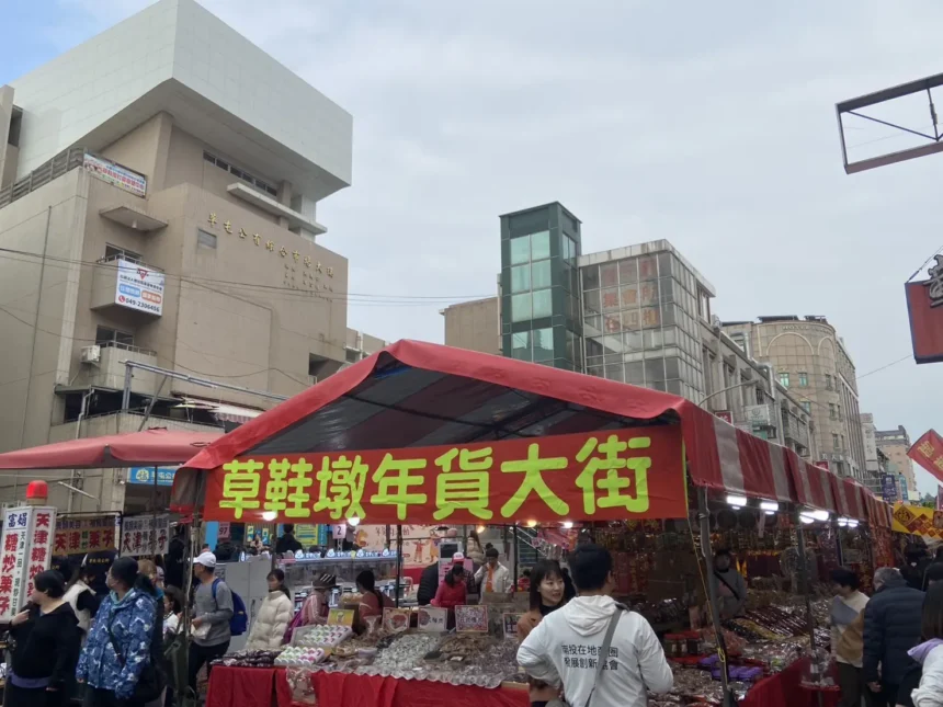 駿馬迎新春　草屯鎮115年農曆春節年貨街　熱鬧登場