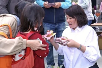 大年初二嘉義市走春人潮爆棚　黃敏惠發「粉紅超馬」小紅包沾喜氣