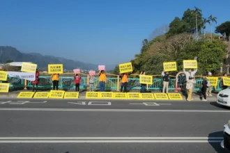 不要廢棄物掩埋場！埔里鄉親愛蘭橋　舉牌、拉白布條表決心