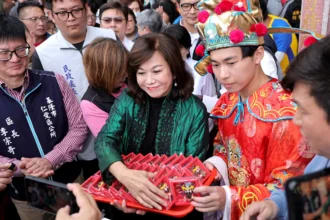 初四迎神！基隆城隍廟六千份發財金秒殺