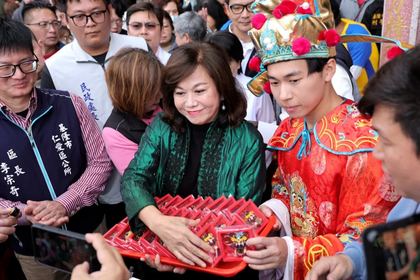 初四迎神！基隆城隍廟六千份發財金秒殺