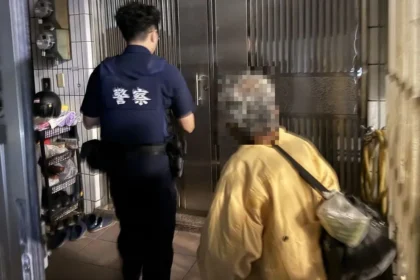 深夜寒風老翁路邊蜷睡　南門警即刻救援助返家