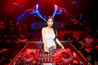 性感御姐 Liya 不只台上放歌 DJ  已升級娛樂產業幕後操盤手