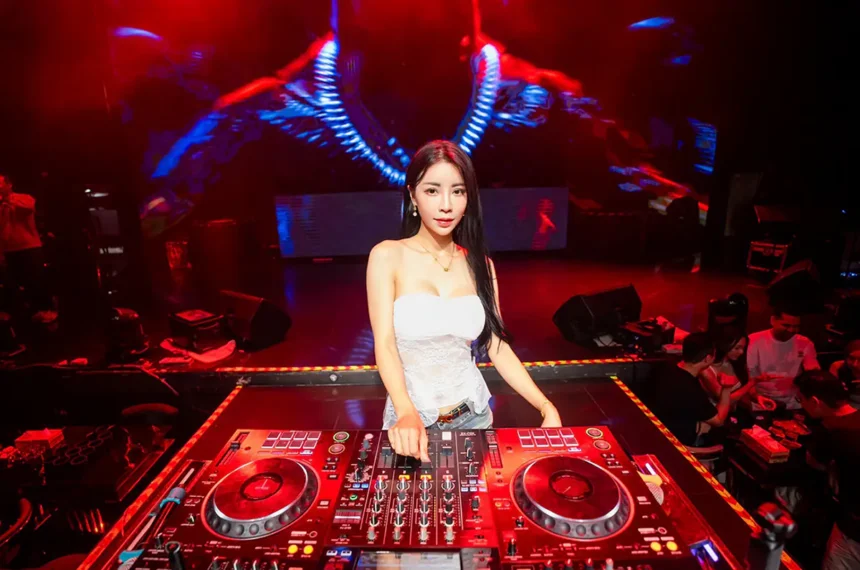 性感御姐 Liya 不只台上放歌 DJ  已升級娛樂產業幕後操盤手