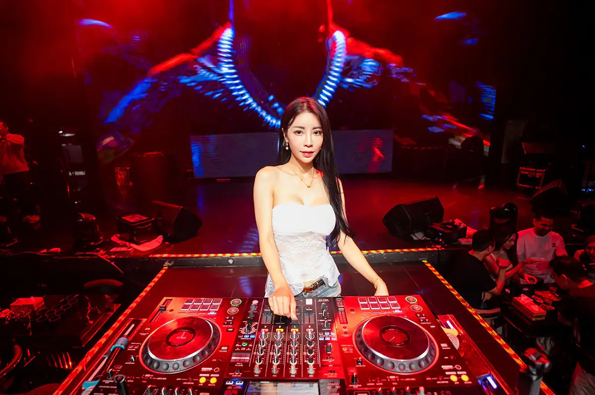 性感御姐 Liya 不只台上放歌 DJ  已升級娛樂產業幕後操盤手