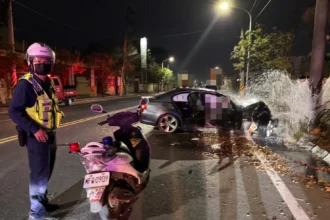 高雄自小客車自撞消防栓　釀1死2傷