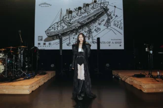 163braces 吳朵芸海盜美學 馬甲 麂皮裙 皮革長外套與蕾絲褲襪新造型