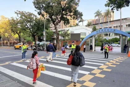 開學日守護校園「交通安全與反詐」　大同警築起平安通學路