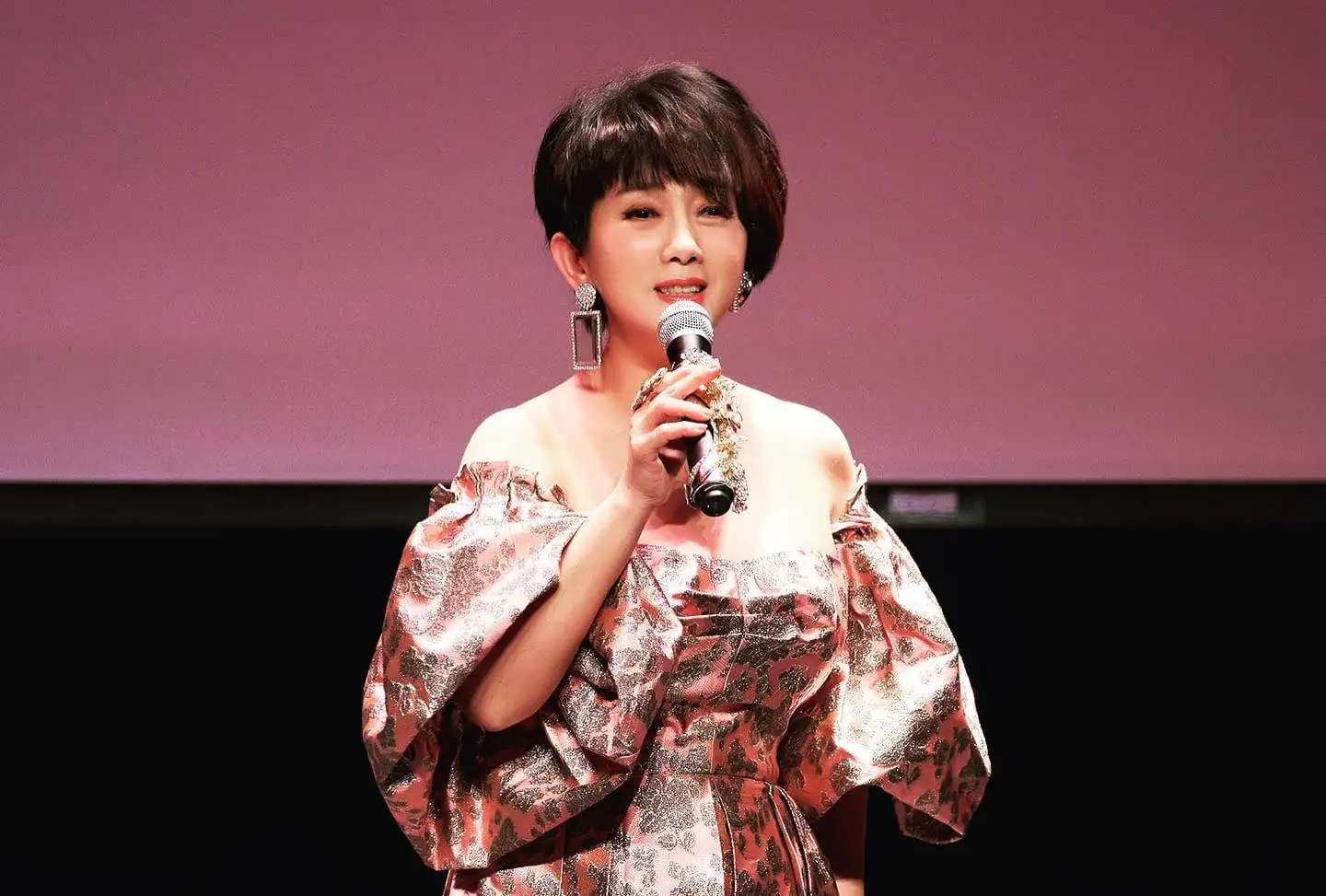 周思潔馬年出招 「最美長輩圖」曬S曲線旗袍照