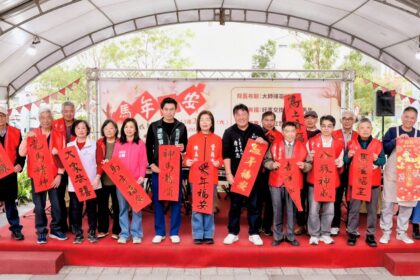 揮毫贈春聯　宜蘭市超人氣、頭城鎮送紀念紅包、五結鄉備暖心湯品