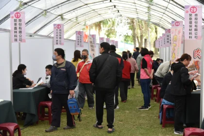 古坑徵才釋逾1,200職缺　綠色隧道變身面試場
