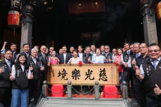 樂成宮化身幸福殿堂！ 　盧市長見證集團婚禮 贈匾感謝媽祖庇佑