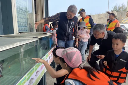 放流逾7萬尾魚苗、推廣友善垂釣　中市台中港北堤打造最生動海洋教育場域