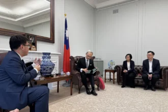 台中客語繪本《貓頭鳥》獲國際金獎　中市客委會拜會駐英代表處