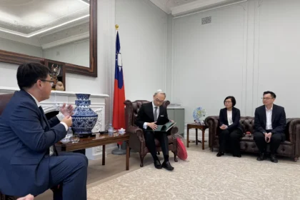 台中客語繪本《貓頭鳥》獲國際金獎　中市客委會拜會駐英代表處