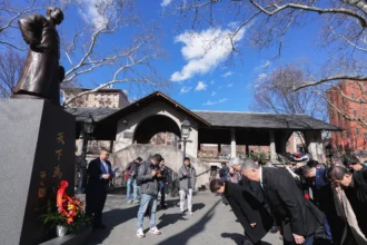 跨海致敬革命先賢！　盧市長訪問紐約中華公所 向國父銅像鞠躬獻花