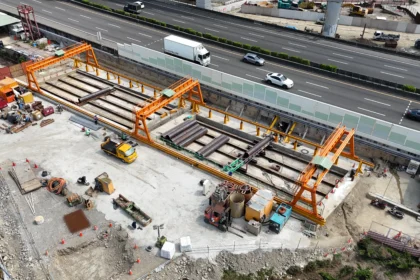 穿越國道1號「開洞」！　全國最大台中市政路延伸管冪工程邁入關鍵里程碑