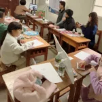 校園舊課桌椅再利用　東勢地政活化百年老屋、打造溫心協商空間