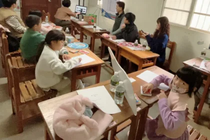 校園舊課桌椅再利用　東勢地政活化百年老屋、打造溫心協商空間