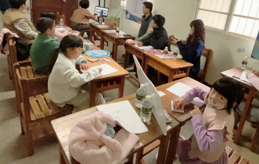 校園舊課桌椅再利用　東勢地政活化百年老屋、打造溫心協商空間