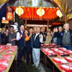 鬪粄慶添丁！　東勢新丁粄節宮廟擲筊祈福 驚見136 斤大紅粄