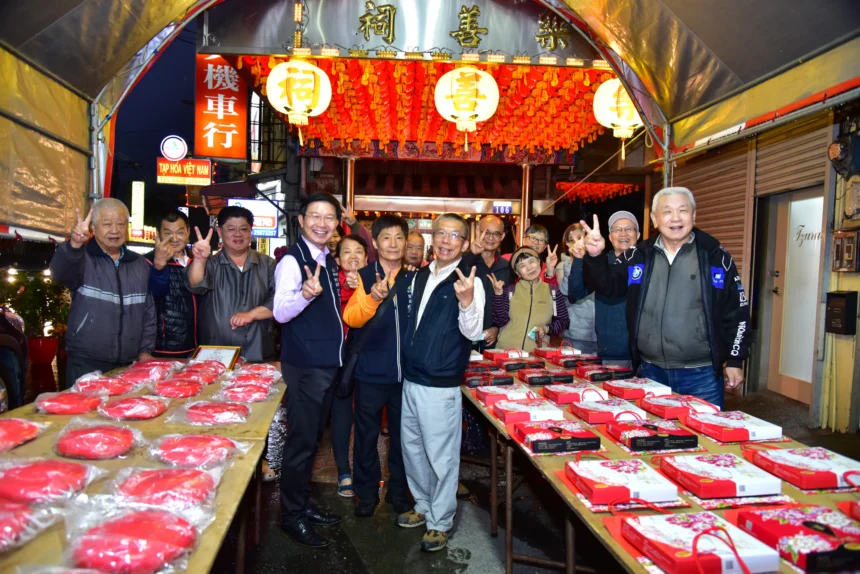 鬪粄慶添丁！　東勢新丁粄節宮廟擲筊祈福 驚見136 斤大紅粄