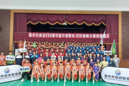 勇闖中等學校足球聯賽(HFL)決賽　中市教育局長為選手授旗致贈加菜金