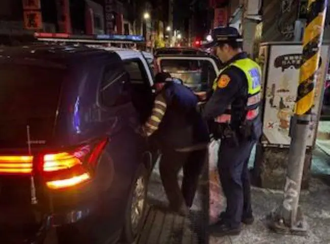 失智翁街邊迷途癱坐　熱心民眾與大同警聯手助返家