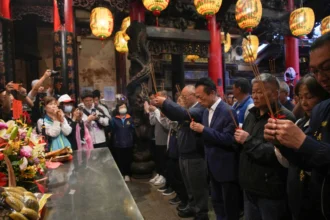 翁章梁赴新港奉天宮、六興宮參與遶境起駕大典　祈求台灣燈會順利平安