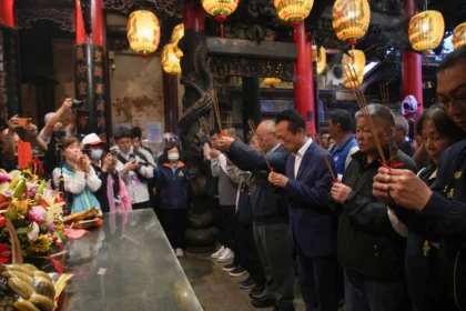 翁章梁赴新港奉天宮、六興宮參與遶境起駕大典　祈求台灣燈會順利平安