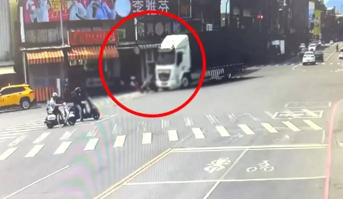 女騎士被右轉大貨車撞倒輾斃。翻攝畫面