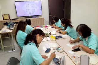 蘭陽仁愛之家高齡生活大學義工　感受禪繞畫裡那份專注與沉靜