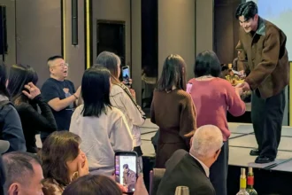 周興哲紅包雪片狂撒 猜拳拼獎金全場暴動 星空飛騰春酒嗨翻台北