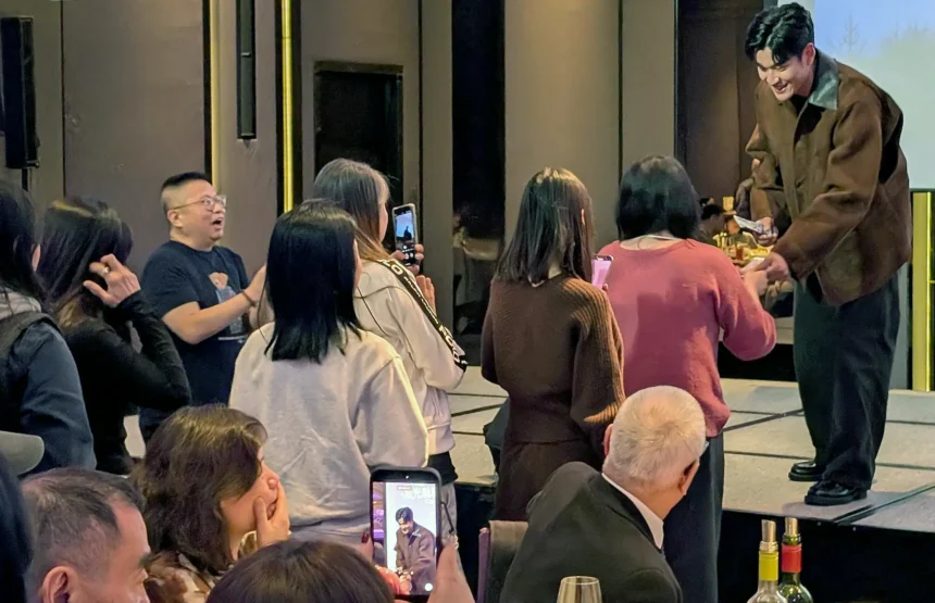 周興哲紅包雪片狂撒 猜拳拼獎金全場暴動 星空飛騰春酒嗨翻台北