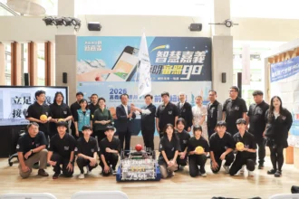 嘉義縣機器人競賽代表隊FRC7551赴美參賽　翁章梁授旗勉勵拚佳績