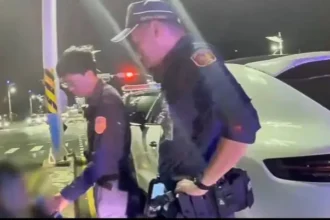 無照男酒後開車停路中昏睡　警強勢執法逮人