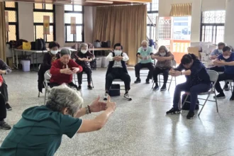 蘭陽仁愛之家C據點　長者隨著旋律動手、踏步、搖肩　笑聲和音樂一起跳躍