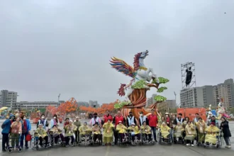 日照中心長輩走出戶外賞燈　風雨不減看燈熱情
