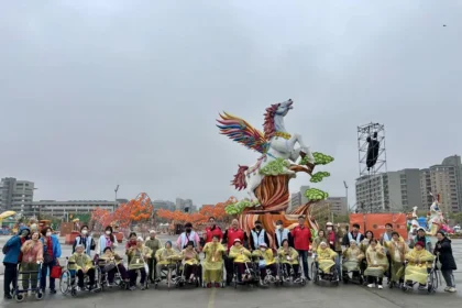 日照中心長輩走出戶外賞燈　風雨不減看燈熱情