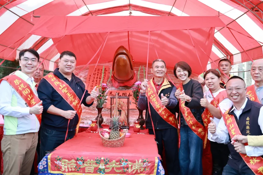 鹿谷開山廟28,888斤大神龜  許縣長到場團拜揭紅綵