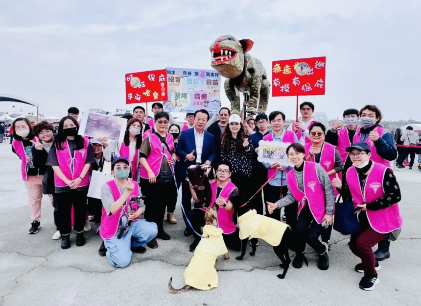 摸寵物神獵狗公祈福、和浪浪拍照　2026台灣燈會創意動保遊行萌力爆發