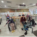 蘭陽仁愛之家長照中心社團活動伸展操時間　長者跟著節奏舒展心情