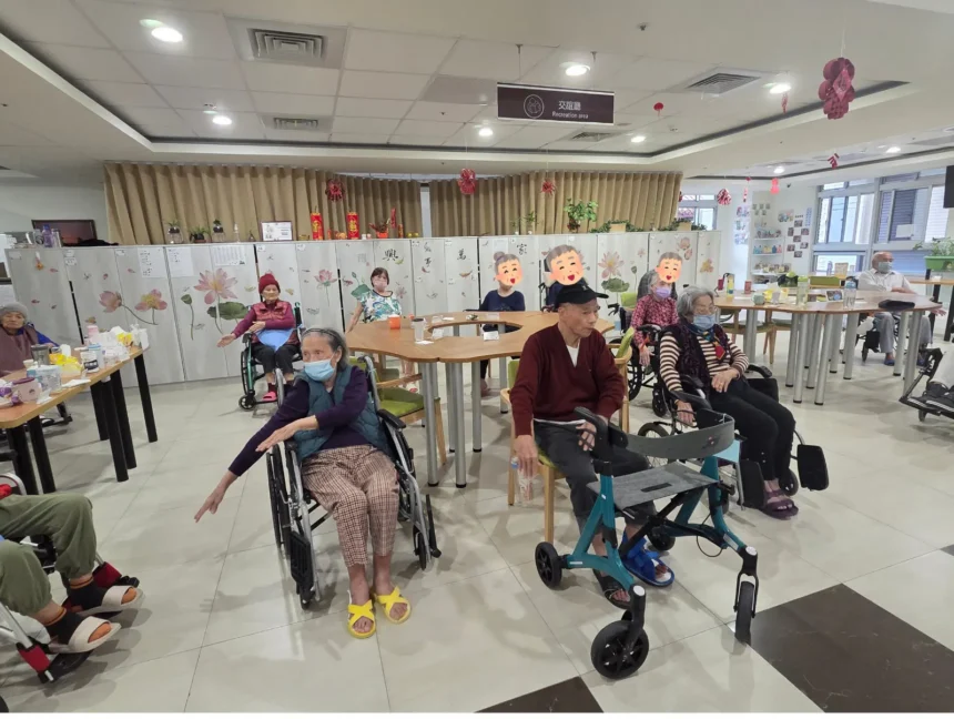 蘭陽仁愛之家長照中心社團活動伸展操時間　長者跟著節奏舒展心情