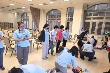 CPR+AED訓練與考試日　蘭陽仁愛之家同仁認真上課實際操作　為長者安全多一份準備
