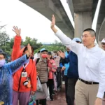 安樂區健走開放新山水庫　吸引千位市民冒雨參與