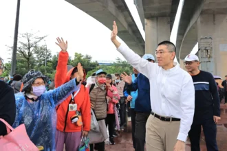 安樂區健走開放新山水庫　吸引千位市民冒雨參與