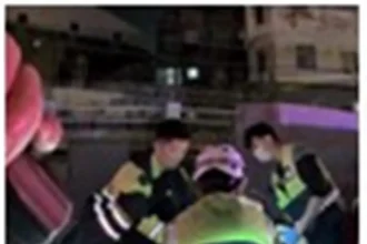 婦人抽搐倒臥車道險象環生　彰化警火速救援送醫